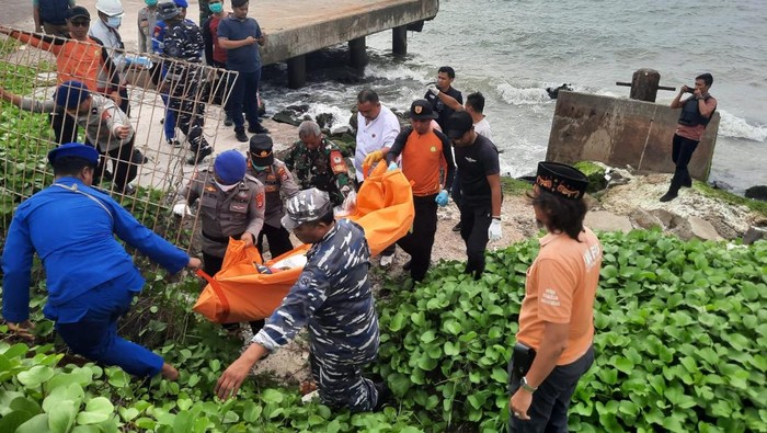 Penemuan mayat diduga penumpang kapal feri terjatuh di Merak (dok. Basarnas Banten)