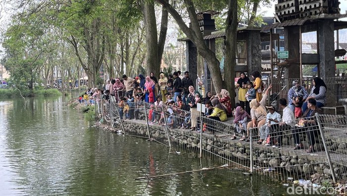 Pengunjung saat berwisata di Kolam Ikan Komplek Cemara Asri Deli Serdang Saat Libur Imlek. (Foto: Kartika Sari/detikSumut).