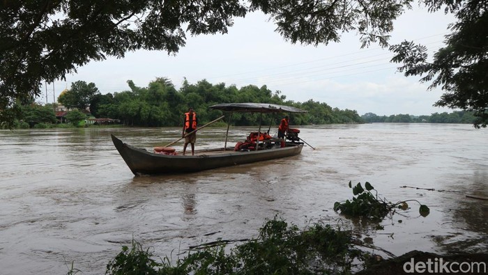 Penyeberangan perahu di Bengawan Solo Bojonegoro.