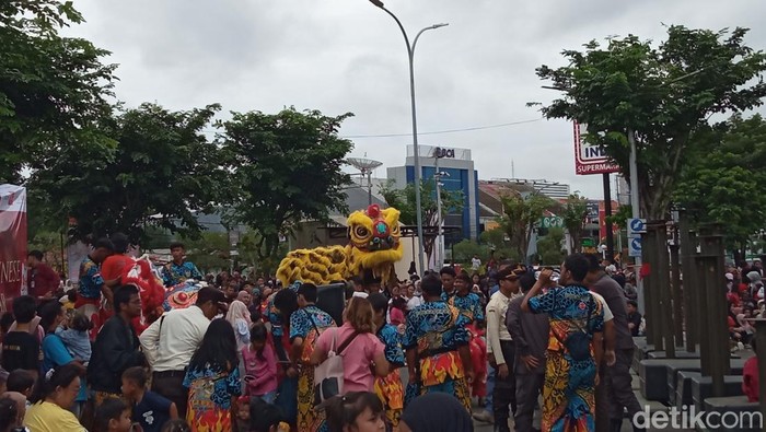 Pertunjukan atraksi barongsai dan liong di Grage Mall Cirebon