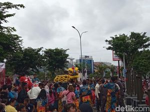 Kala Atraksi Barongsai-Liong Hibur Warga Kota Cirebon di Momen Imlek