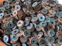 Hendak Tanam Kubis, Petani di Pasuruan Temukan 1 Kuintal Koin Kuno