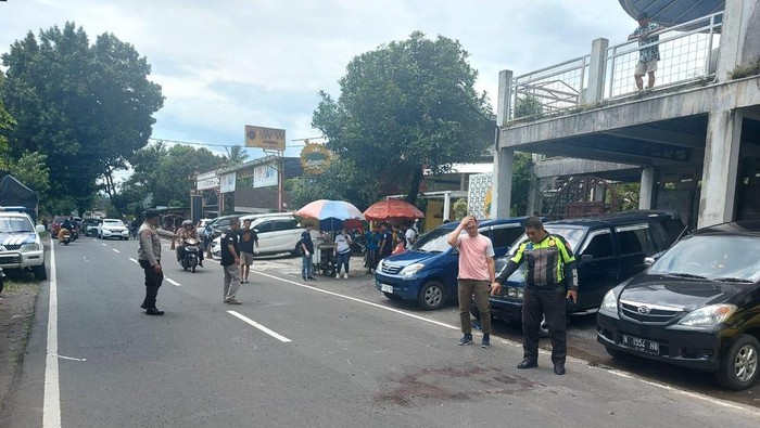 Petugas lakukan olah TKP Pasutri di Malang Tewas Terserempet Truk