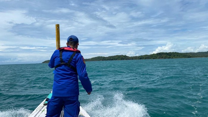 petugas melakukan pencarian nelayan bawean yang hilang terseret ombak tinggi