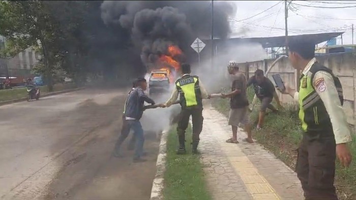 Pikap diduga bawa BBM terbakar