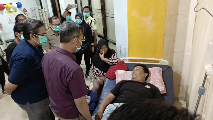 Pj Bupati Subang Ade Afriandi menjenguk korban keracunan jamur rampak.