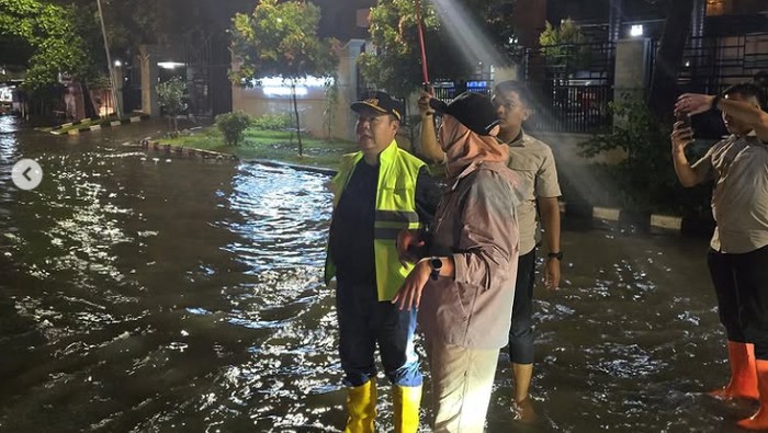 Pj Gubernur Jakarta Teguh Setyabudi meninjau banjir di sejumlah ruas jalan Jakarta Rabu, 29 Januari 2025 tengah malam. Foto: Instagram teguhsetyabudi.official.