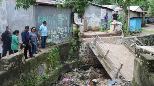 Pj Wali Kota Kupang saat memantau jembatan penghubung antara pemukiman warga dan Pasar Kasih Naikoten 1, Rabu (29/1/2025). (Humas Pemkot Kupang)