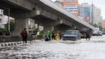 Potret Pengendara Nekat Terobos Banjir di Kelapa Gading