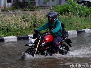 Hujan Lebat Semalam, 11 RT dan 4 Ruas Jalan di Jakarta Terendam Banjir
