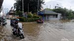 Potret Pengendara Nekat Terobos Banjir di Kelapa Gading
