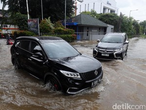 4 Risiko Mobil Nekat Menerjang Banjir, Jangan Anggap Sepele