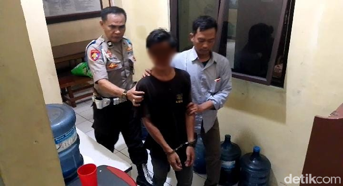 Pria inisial DR diamankan polisi usai mencuri sepeda motor dengan modus COD. (Aris Rivaldo/detikcom)