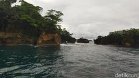 Untuk menuju Pulau Peucang, kita bisa mengikuti open trip yang dibuka oleh warga lokal. Jika mengikuti open trip ongkos perjalanan akan lebih murah. Untuk harga, sekitar Rp 600 sampai 750 ribu. Tarif tersebut sudah dapat makan, dan penginapan selama kegiatan.
