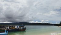 Untuk menuju ke pulau, membutuhkan waktu perjalanan laut sekitar dua sampai tiga jam, dari Pelabuhan Sumur, Pandeglang. Begitu tiba di lokasi, kita akan disambut pasir putih, air laut biru dan tenang.