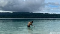 Di sana, kita bisa melihat ragam penghuni air dengan melakukan snorkeling atau diving. Ombak yang tenang, cocok untuk bermain air. Gerombolan ikan akan ikuti menemani saat bermain.