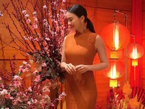 Serba Merah Raline Shah Nikmati Imlek dan Makan Salad Yu Sheng