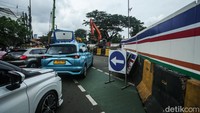 Para pengendara diimbau untuk mengikuti petunjuk dan rambu-rambu yang telah dipasang di area proyek LRT.