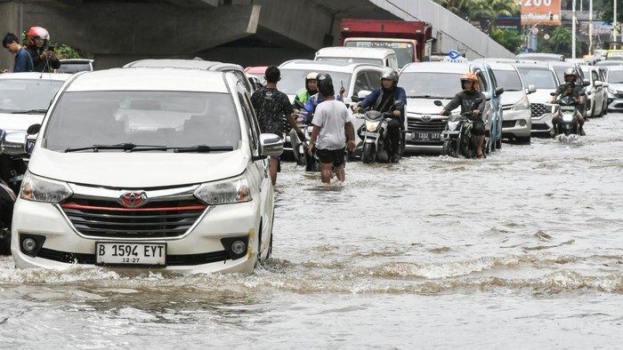 Sejumlah pengendara melintasi genangan air di Jalan Boulevard Barat Raya, Kelapa Gading, Jakarta Utara, Rabu (29/1/2025). BPBD DKI Jakarta menuturkan 20 ruas Jalan di Jakarta tergenang air akibat intensitas hujan yang tinggi pada (28/1) dan kualitas saluran pembuangan air ke kali yang tidak lancar.