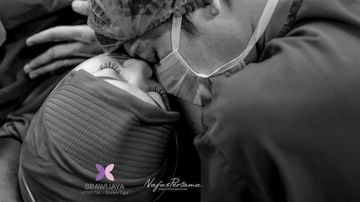 Rizky Billar dampingi Lesti Kejora melahirkan anak kedua.