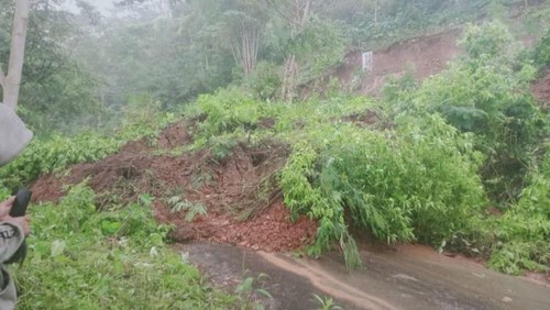 Ruas jalan yang menghubungkan kampung Rokat dan Paka di Desa Golo Ndele, Kecamatan Kota Komba Utara, Manggarai Timur, Nusa Tenggara Timur (NTT) tertimbun material longsor, Rabu (29/1/2025) siang (Istimewa)