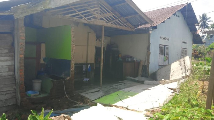 Rumah warga rusak akibat gempa di Kolaka Timur.