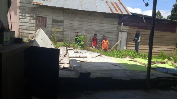 Rumah warga rusak imbas gempa di Kolaka Timur.