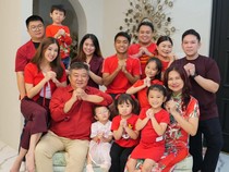 Intip Momen Tradisi Imlek Sarwendah Bareng Keluarga dan Anak-anak