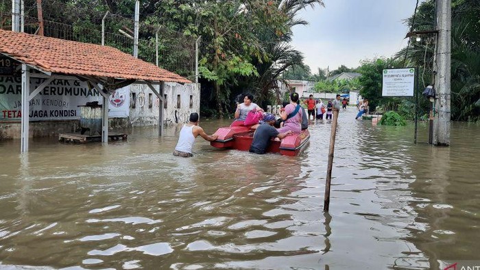 Sejumlah warga saat mengevakuasi korban terdampak bencana banjir di wilayah Kabupaten Tangerang, Banten. (ANTARA/Azmi Samsul Maarif)