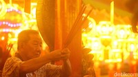 Sejumlah warga melakukan prosesi sembahyang pergantian tahun baru Imlek 2576/2025 di vihara tersebut.