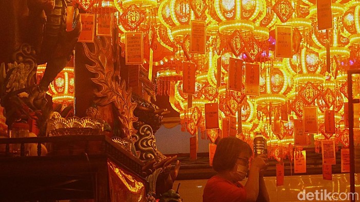 Sejumlah warga melakukan proses sembahyang pergantian Tahun Baru Imlek 2576/2025 di Vihara Amurva Bhumi, Jakarta, Selasa (28/1/2025) malam. Warga Tionghoa berdoa di kelenteng untuk merayakan pergantian tahun baru Imlek yang bertepatan dengan tahun Ular Kayu.