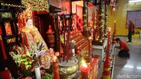 Warga Tionghoa bersembahyang secara mandiri maupun bersama keluarga.