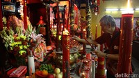 Hio-hio yang telah dinyalakan ditancapkan ke wadah dupa.