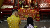 Ada juga warga yang mengajak anaknya untuk doa bersama di vihara tersebut.