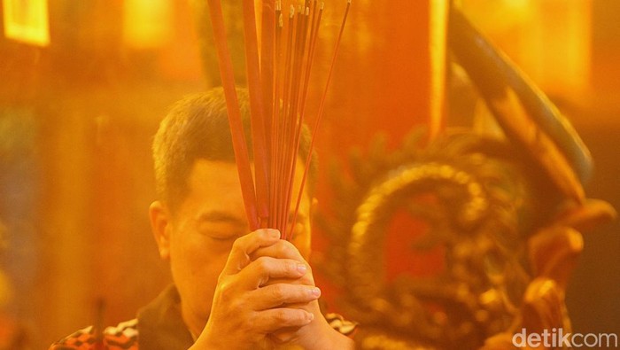 Sejumlah warga melakukan proses sembahyang pergantian Tahun Baru Imlek 2576/2025 di Vihara Amurva Bhumi, Jakarta, Selasa (28/1/2025) malam. Warga Tionghoa berdoa di kelenteng untuk merayakan pergantian tahun baru Imlek yang bertepatan dengan tahun Ular Kayu.