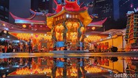 Vihara Amurva Bhumi Jakarta ramai oleh warga Tionghoa yang akan melakukan sembahyang, Selasa (28/1/2025) malam.