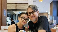 Pemain film itu sering membagikan momen bersama sang suami. Mereka terlihat sering menikmati makanan berdua. Foto: Instagram @nirinazubir_
