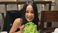 Nirina terkenal sebagai artis yang menganut pola makan sehat. Bahkan, artis ini lebih memilih menikmati sayuran hijau dalam jumlah banyak untuk buka puasa. Foto: Instagram @nirinazubir_