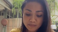 Untuk menu makan siang, istri Ernest Cokelat ini memilih makan sedikit nasi, telur ceplok, tidak lupa pelengkap sayuran-sayuran rebus sehat. Foto: Instagram @nirinazubir_