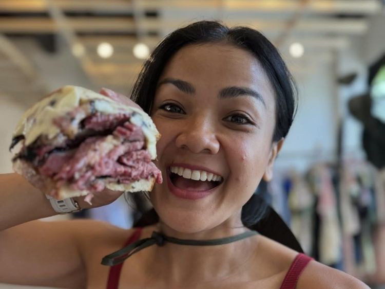 Serunya Nirina Zubir Makan Bakso hingga Jajan Sandwich di New York