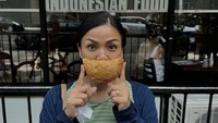 Syuting di New York membuat artis papan atas ini rindu makanan Indonesia. Untungnya, di negara tersebut ia masih bisa menikmati jajanan pastel jumbo yang lezat. Foto: Instagram @nirinazubir_