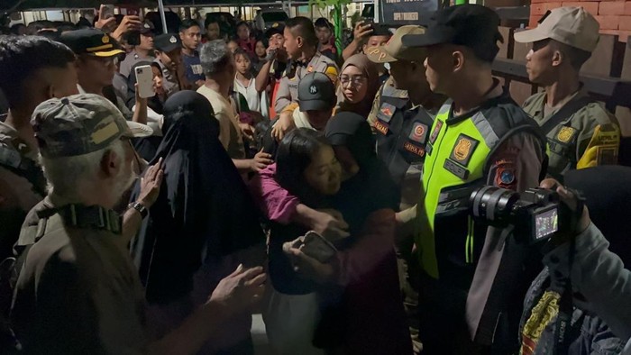 Siswa SMPN 7 Kota Mojokerto disambut tangis orang tua.