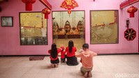 Mereka tampak khusyuk melaksanakan ibadah di vihara tersebut.  