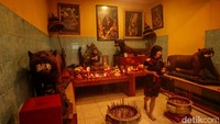 Mereka silih berganti memasuki vihara untuk beribadah.  