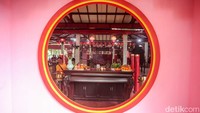 Vihara Gayatri merupakan satu dari sejumlah vihara di Depok. Di dalamnya vihara ini terdapat beberapa ruangan dan teras untuk bersembahyang.  