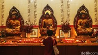 Warga Tionghoa sedang beribadah di Vihara Gayatri, Depok, Jawa Barat, Rabu (29/1/2025).