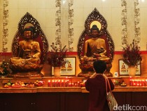 Suasana Ibadah Imlek di Vihara Gayatri Depok
