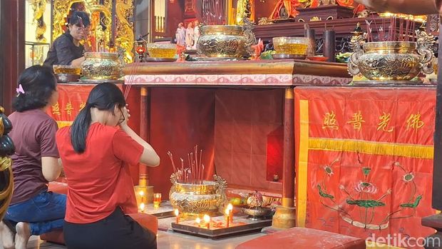 Suasana perayaan Tahun Baru Imlek 2576 Kongzili di Kelenteng Po Hwa Kong, Lingkungan Bintaro, Ampenan, Kota Mataram, NTB, Rabu (29/1/2025). (Nathea Citra/detikBali)