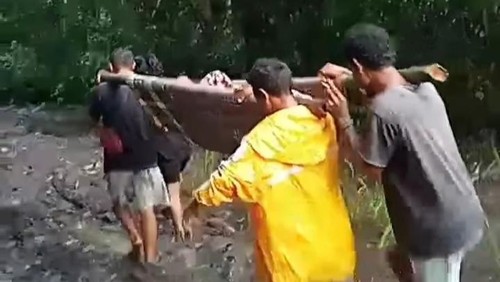 Tangkapan layar ibu hamil kampung Naba, Desa Compang Longgo, Kecamatan Komodo, Manggarai Barat, NTT, ditandu untuk melahirkan di RS di Labuan Bajo, Rabu (29/1/2025). (Istimewa)