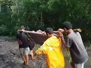 Nestapa Warga di NTT-NTB Harus Ditandu Saat Sakit-Lahiran gegara Jalan Rusak